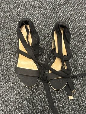 SHOEDAZZLE-LIKE NEW HI HEEL SANDAL W/BLK LACE UP
TIES W/GOLD METAL TIPS